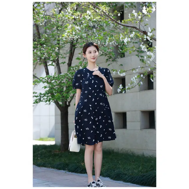 夏日会在晚餐后 全棉绣花带里布圆领斜裁中长款束腰显瘦短袖连衣裙 女款 法国海军蓝