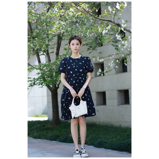 夏日会在晚餐后 全棉绣花带里布圆领斜裁中长款束腰显瘦短袖连衣裙 女款 法国海军蓝