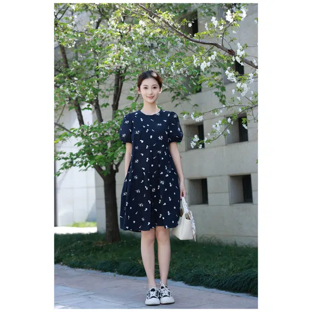 夏日会在晚餐后 全棉绣花带里布圆领斜裁中长款束腰显瘦短袖连衣裙 女款 法国海军蓝