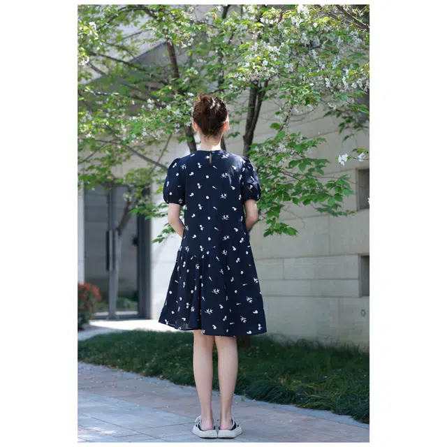 夏日会在晚餐后 全棉绣花带里布圆领斜裁中长款束腰显瘦短袖连衣裙 女款 法国海军蓝