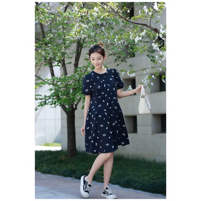 夏日会在晚餐后 全棉绣花带里布圆领斜裁中长款束腰显瘦短袖连衣裙 女款 法国海军蓝