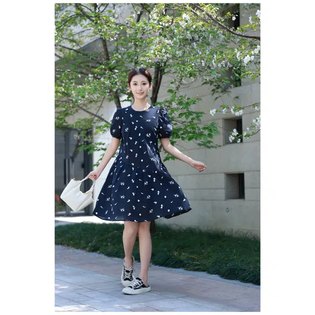 夏日会在晚餐后 全棉绣花带里布圆领斜裁中长款束腰显瘦短袖连衣裙 女款 法国海军蓝
