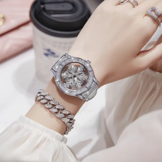 雅嘉怡 时来运转系列 雪花镶钻旋转五芒星满女士款简约小众时尚手表 石英机芯 牛皮表带 国表 女表 银色表盘 防水镂空