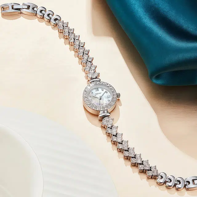 雅嘉怡 腕表 石英机芯 合金表带 贝母色表盘 女表 时尚简约轻奢镶钻奢华气质小众高级感通勤职场商务风百搭女士小圆手表生活防水礼盒包装