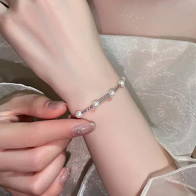 925