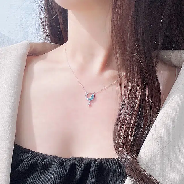 925