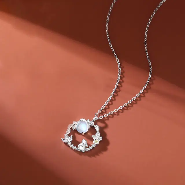 925