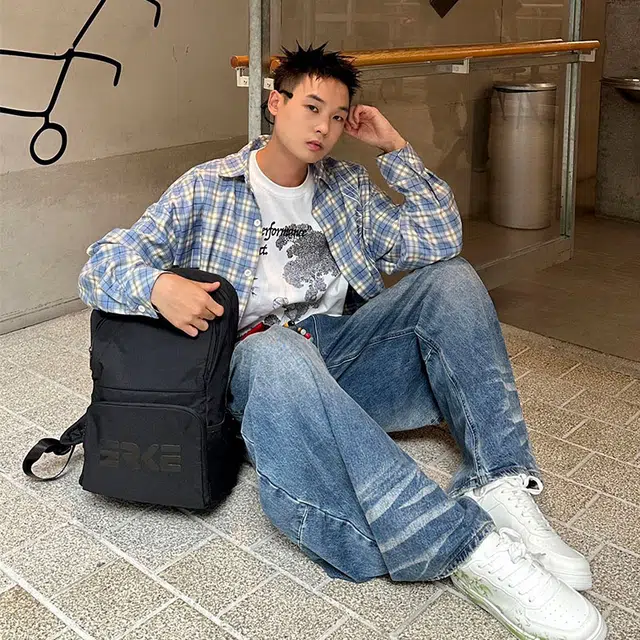 鸿星尔克 大容量书包初高中大学生上课轻便运动通勤纯色百搭高颜值 纺织织物 双肩包 常规 男女同款情侣款 正黑