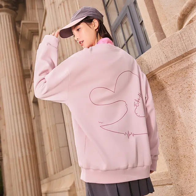 鸿星尔克 生活系列 熊抱爱意趣味字母爱心印花纯色宽松圆领套头卫衣 男款 糖粉色