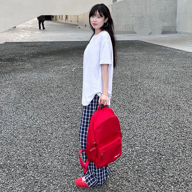 鸿星尔克 书包大学生上课通勤纯色百搭休闲简约大容量 纺织织物 双肩包 常规 男女同款情侣款 釉红