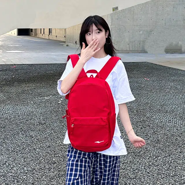 鸿星尔克 书包大学生上课通勤纯色百搭休闲简约大容量 纺织织物 双肩包 常规 男女同款情侣款 釉红