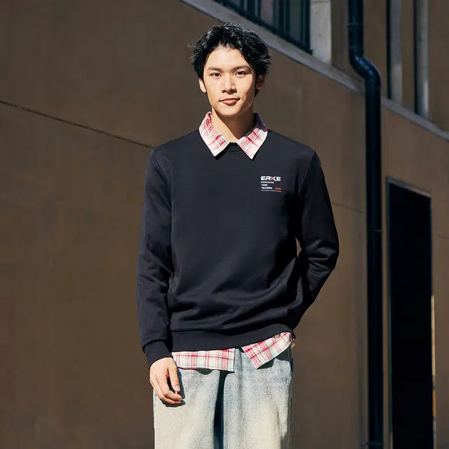 鸿星尔克 综训系列 美式街头基础款跳色字母印花舒暖绒保暖日常通勤出行上学舒适百搭加厚套头秋季外套叠穿卫衣 男款 黑曜蓝