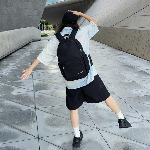 鸿星尔克 书包大学生上课通勤纯色百搭休闲简约大容量 纺织织物 双肩包 常规 男女同款情侣款 正黑