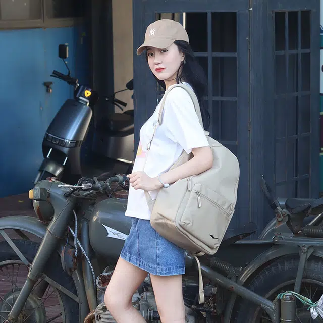 鸿星尔克 书包大学生上课通勤纯色百搭休闲简约大容量 织物 双肩包 男女同款情侣款 沙丘色