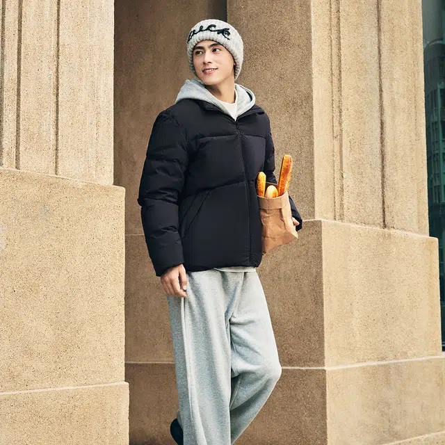 鸿星尔克 生活系列 防泼水纯色潮趣印花通勤日常户外运动舒适百搭保暖宽松立领无帽面包服羽绒服 男款 正黑