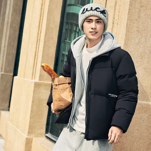 鸿星尔克 生活系列 防泼水纯色潮趣印花通勤日常户外运动舒适百搭保暖宽松立领无帽面包服羽绒服 男款 正黑