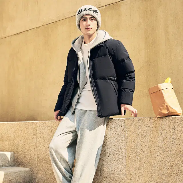 鸿星尔克 生活系列 防泼水纯色潮趣印花通勤日常户外运动舒适百搭保暖宽松立领无帽面包服羽绒服 男款 正黑