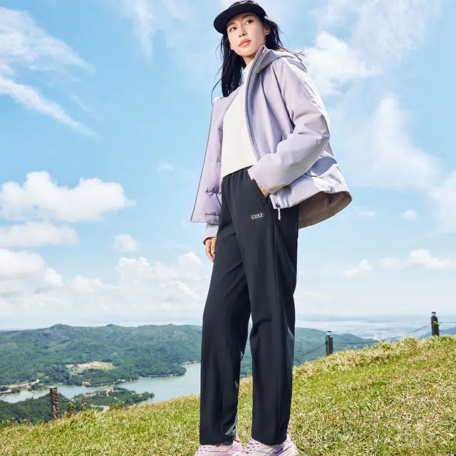 鸿星尔克 综训系列 舒暖绒防泼水保暖纯色简约字母印花通勤运动舒适百搭拉链口袋直筒长裤加绒加厚休闲裤 女款 正黑