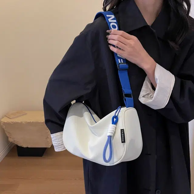 爱尔绅特 防水大容量饺子包小众百搭休闲运动风 布 单肩包斜挎包 大号 男女同款情侣款 白色/黑色