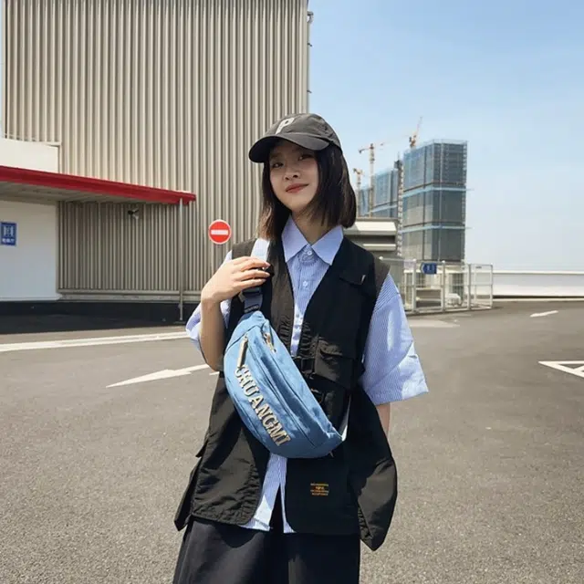 爱尔绅特 休闲百搭轻便大容量 牛仔布 斜挎胸包腰包 常规 男女同款情侣款 白色 黑色