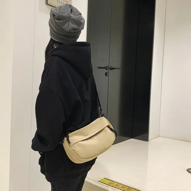 爱尔绅特 百搭时尚简约 锦纶拼尼龙 斜挎包 常规 男女同款情侣款 白色 黑色