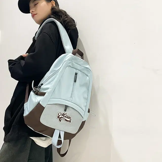 爱尔绅特 轻便休闲大容量潮流时尚小众设计 尼龙 双肩包 男女同款情侣款 白色黑色