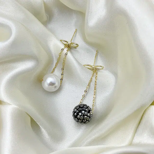 双生恋 蝴蝶结珠小众设计感百搭时尚精致日常通勤约会轻奢高级感 铜 耳环 女款