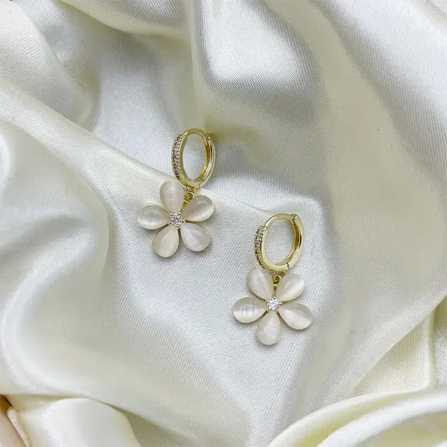 双生恋 花朵耳扣小众设计感百搭时尚精致日常通勤约会耳饰轻奢高级感 铜 耳环 女款