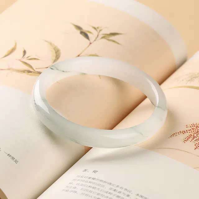 【一物一证 精品专柜级】 宝致 青山黛翠玉贵妃美人镯新中式国潮古风清冷优雅高级感 气质典雅素圈手饰显白好运 天山翠 玉石手镯 女款