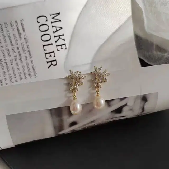 品彩 花朵圆珠吊坠银针耳饰 轻奢气质高级感 年轻锆石时尚 淡水珍珠 耳环 女款