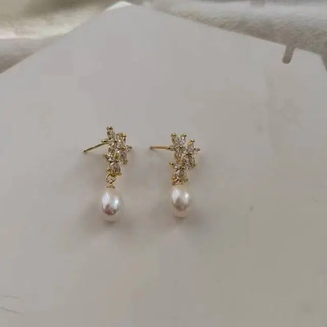 品彩 花朵圆珠吊坠银针耳饰 轻奢气质高级感 年轻锆石时尚 淡水珍珠 耳环 女款