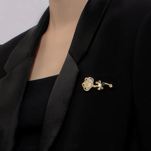 品彩吉祥如意平安锁 大衣西服轻奢大气高级感 淡水珍珠 胸针  女款