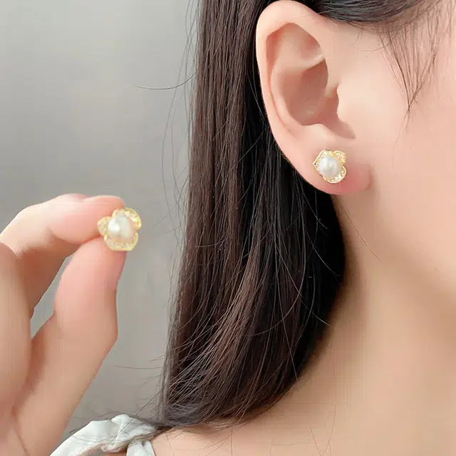轻奢高级感 气质简约 百搭大气 精致时尚 品彩 花朵型 珍珠 耳钉 女款