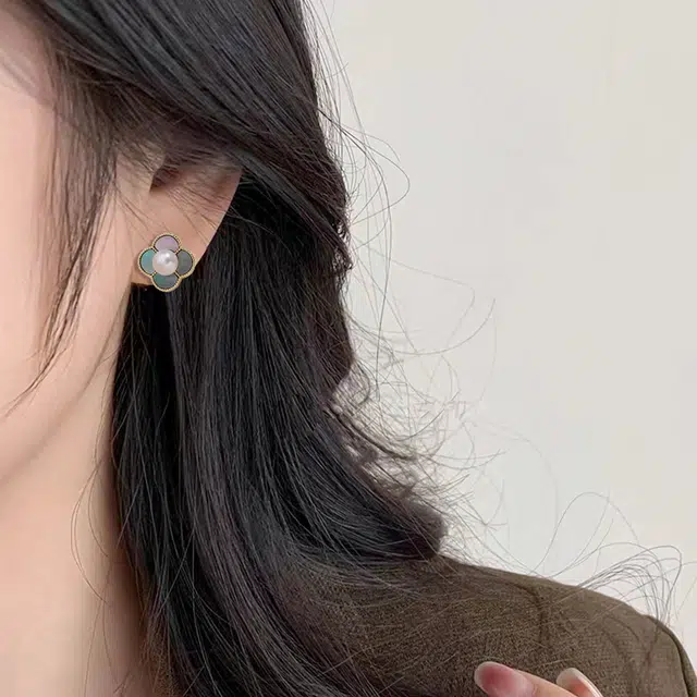 品彩 白贝黑贝四叶草 高级感气质名媛风 精致减龄 淡水珍珠 耳钉 女款