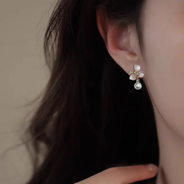 品彩 花朵轻奢高级感 气质时尚 简约百搭 时尚 珍珠 耳环 女款