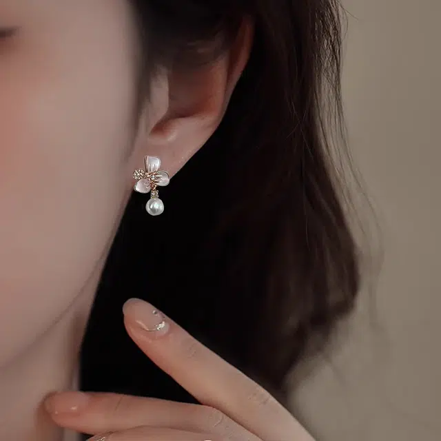 品彩 花朵轻奢高级感 气质时尚 简约百搭 时尚 珍珠 耳环 女款