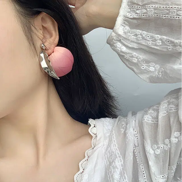 若觅 单只 个性 穿搭 桃花 时尚大桃子 混合材质 耳环 女款