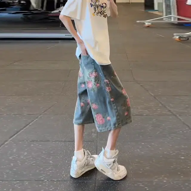 捷帕 美式高街花卉满印五分裤痞帅高级感小众时尚潮牌玫瑰花弯刀复古水洗做旧宽松中腰通勤休闲百搭牛仔短裤 男女同款