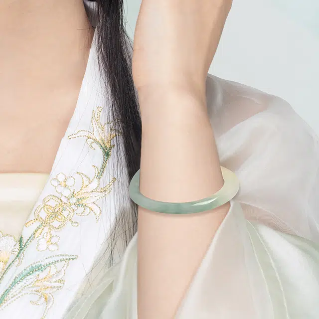 老银坊 青山黛翠玉镯冰冰 新中式古风汉服旗袍配饰玉镯子 白月光平安顺意清冷优雅高级感美人镯宽条素圈 礼盒装送礼 天山翠 手镯 女款