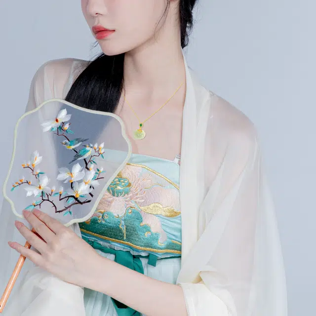 老银坊 柿柿如意 祥云如意国风新中式金色小福锁吊坠 轻奢平安锁颈链 和田玉 项链 女款 青玉 礼盒