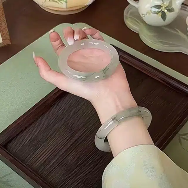 老银坊 青山黛翠玉镯冰冰 新中式古风汉服旗袍配饰玉镯子 白月光平安顺意清冷优雅高级感美人镯宽条素圈 礼盒装送礼 天山翠 手镯 女款