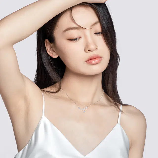 老银坊 星恋心蝶夜光蝴蝶吊坠 轻奢小众可爱设计款锁骨链 韩式通勤百搭款颈链#好运 合金 项链 女款