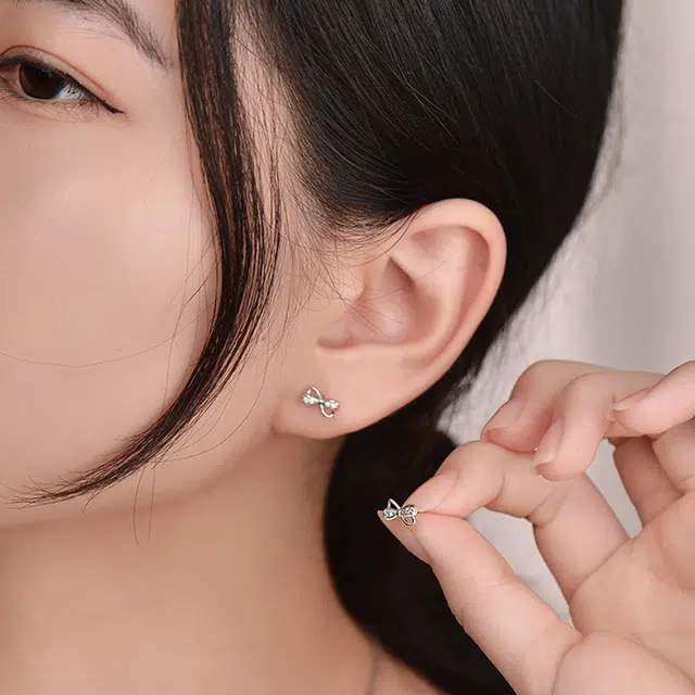 老银坊 甜美简约纯银精致蝴蝶结耳扣 韩式甜妹微镶锆一对 日常通勤百搭配饰#好运 足银 耳钉 女款