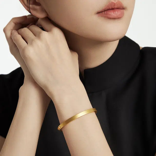 周大福 经典传承系列 贵妃镯素圈实心 足金 按克计价 黄金手镯 女款 赠专属首饰盒
