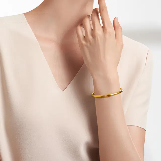 周大福 经典传承系列素圈婚嫁福镯 足金 按克计价 黄金手镯 女款 赠专属首饰盒