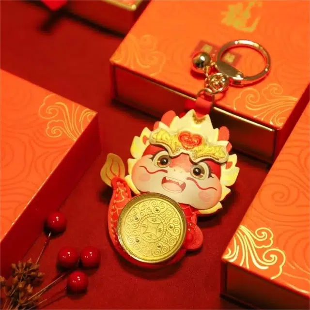 周大福 龙年生肖系列平安好运行运一条龙金币钥匙扣挂件 足金 一口价 黄金金章 男女同款情侣款
