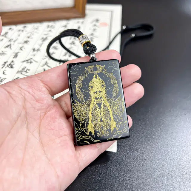 {官将首 平安玉牌} 唐之饰 新创意设计手工制作精系纹理高级黑金线条雕刻本命年招财纳福护身牌白鹤童子天然 黑曜石 项链 男女同款情侣款