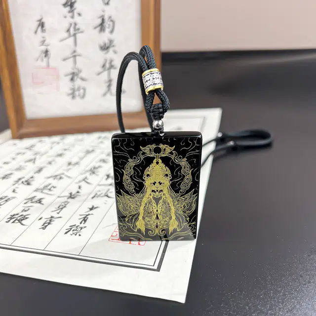 {官将首 平安玉牌} 唐之饰 新创意设计手工制作精系纹理高级黑金线条雕刻本命年招财纳福护身牌白鹤童子天然 黑曜石 项链 男女同款情侣款