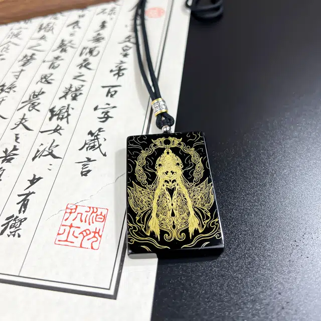 {官将首 平安玉牌} 唐之饰 新创意设计手工制作精系纹理高级黑金线条雕刻本命年招财纳福护身牌白鹤童子天然 黑曜石 项链 男女同款情侣款