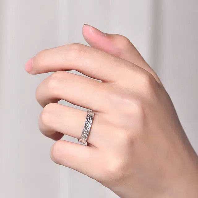 925